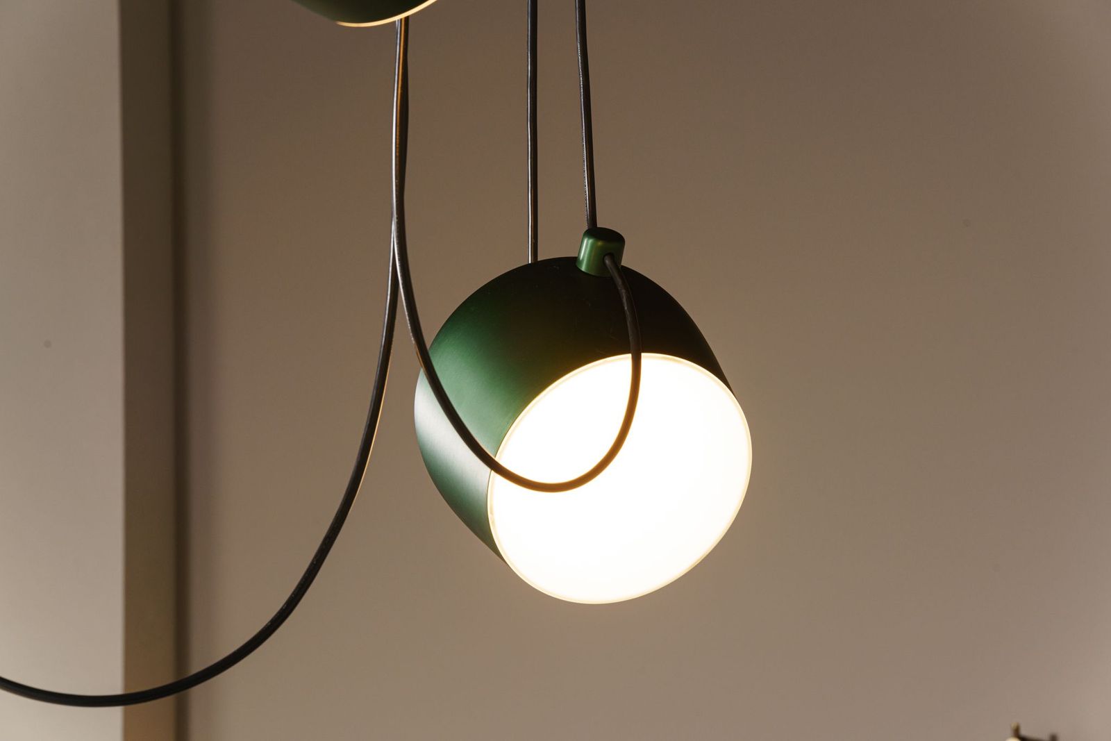 Flos Люстра из 3 подвесов AIM ivy anodized от Flos — в интерьере