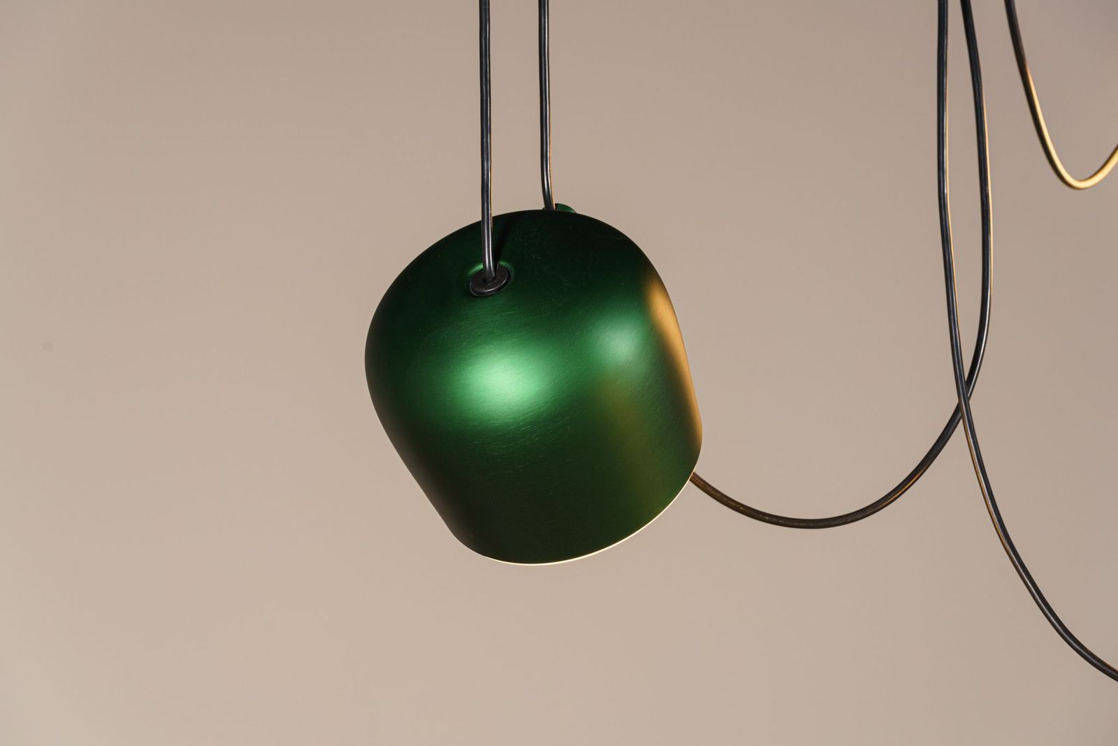 Flos Люстра из 3 подвесов AIM ivy anodized от Flos — в интерьере