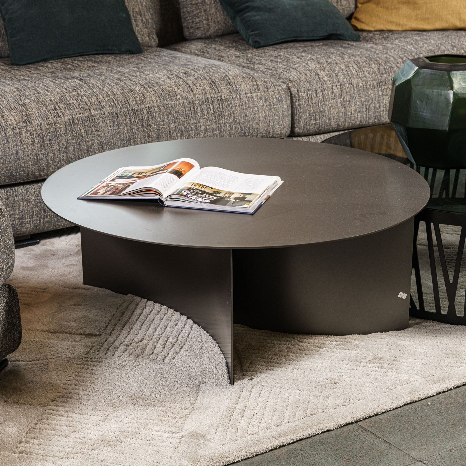 Flou Журнальный столик Pierre 90 matt burnished от Flou — в интерьере