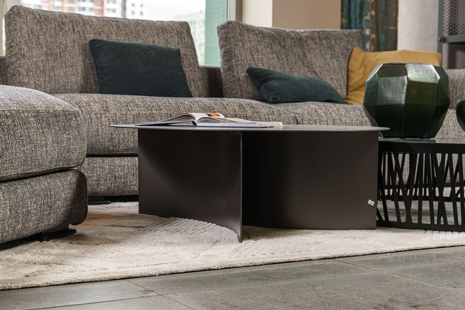 Flou Журнальный столик Pierre 90 matt burnished от Flou — в интерьере