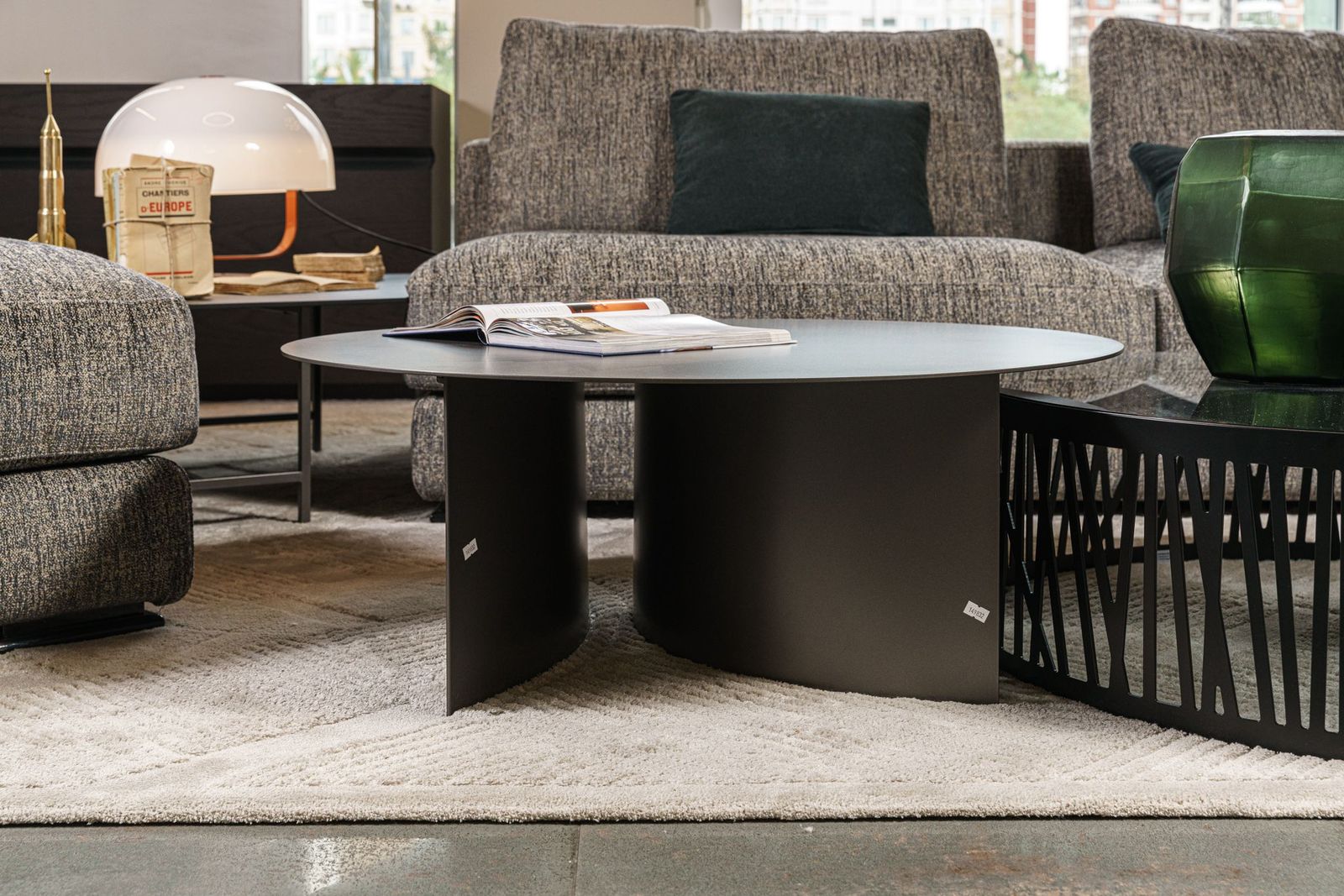 Flou Журнальный столик Pierre 90 matt burnished от Flou — в интерьере