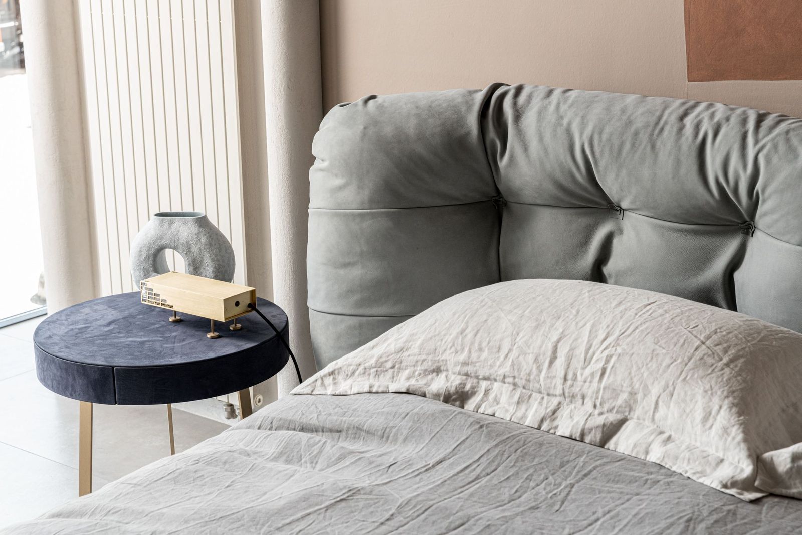 Baxter Кровать Milano Kashmir Ciment от Baxter — в интерьере