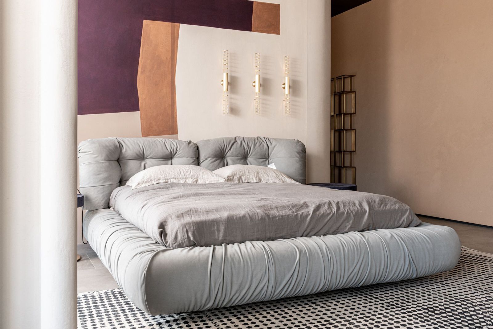 Baxter Кровать Milano Kashmir Ciment от Baxter — в интерьере