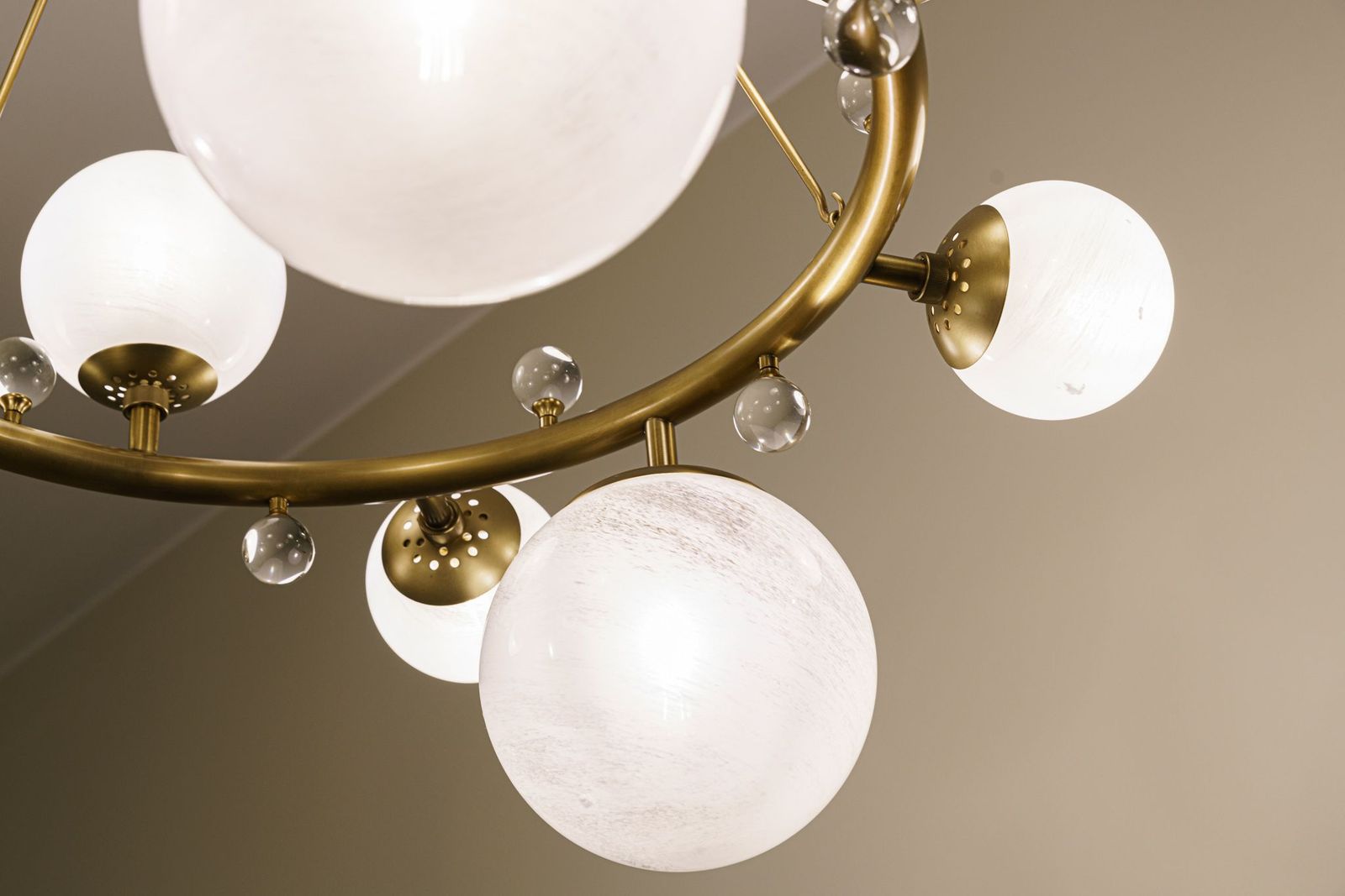 Arteriors Люстра Troon Round от Arteriors — в интерьере