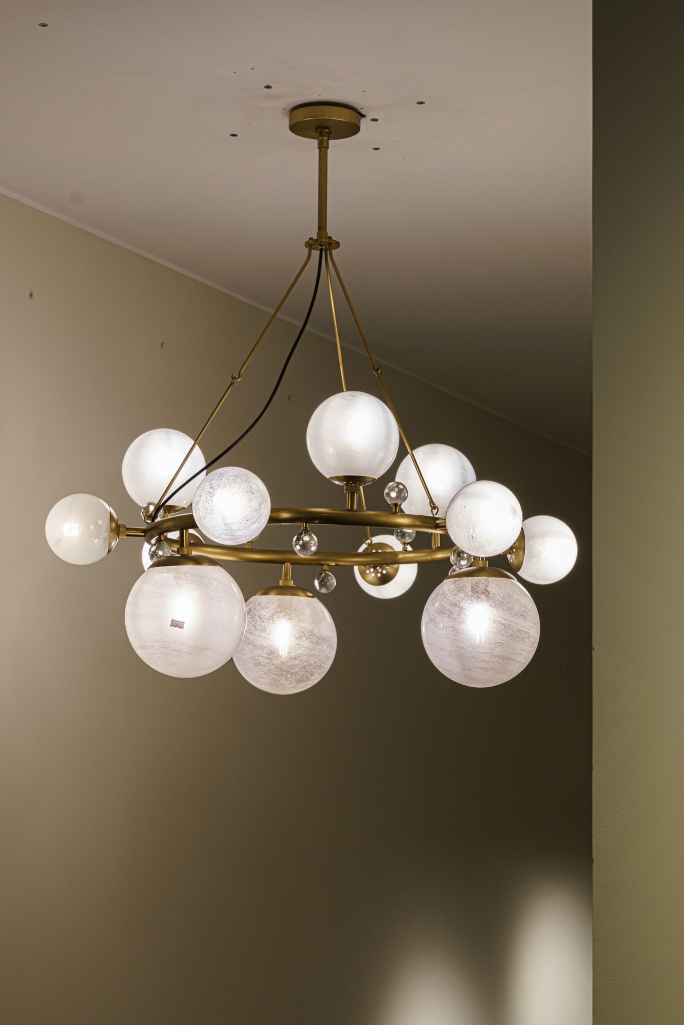 Arteriors Люстра Troon Round от Arteriors — в интерьере
