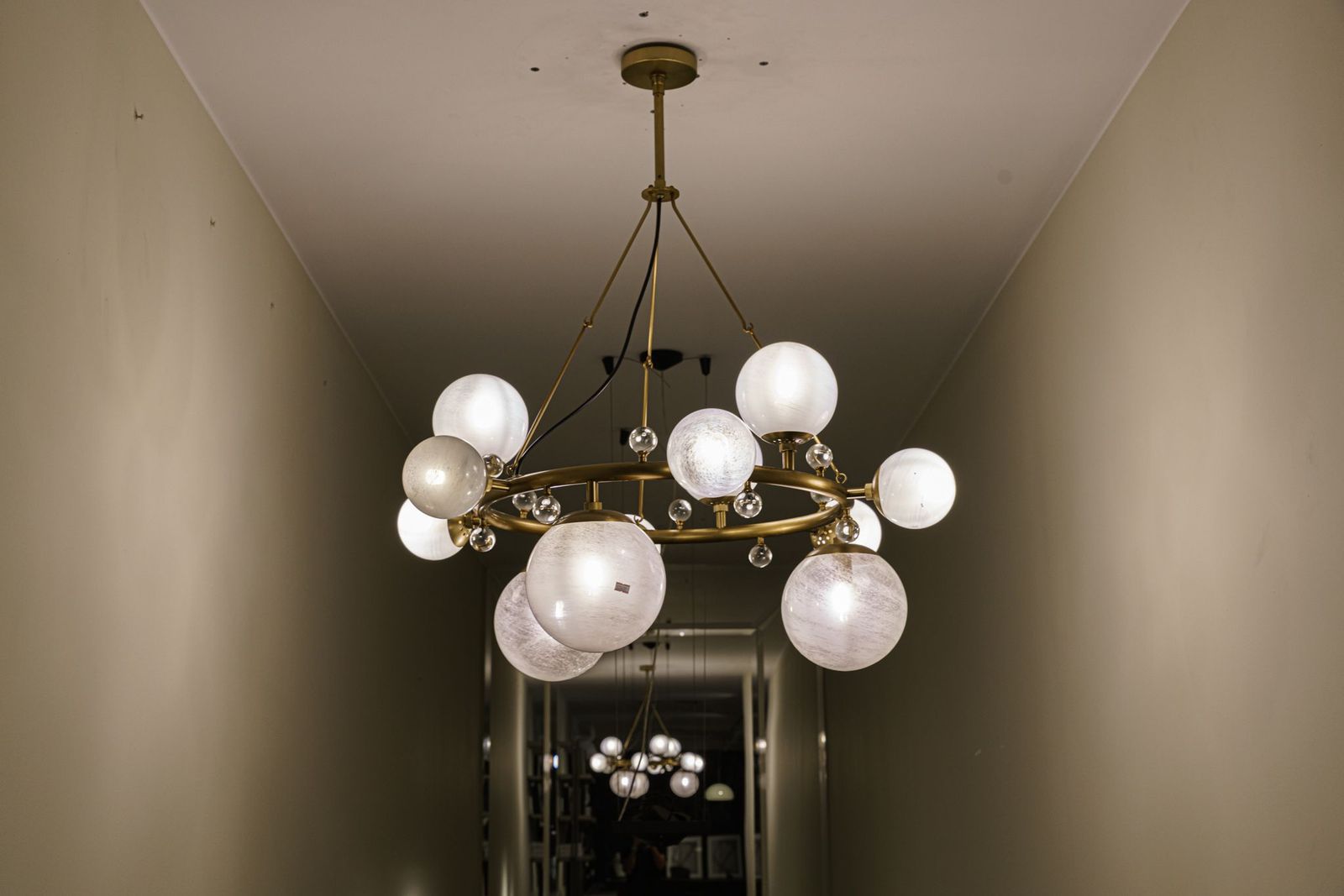 Arteriors Люстра Troon Round от Arteriors — в интерьере