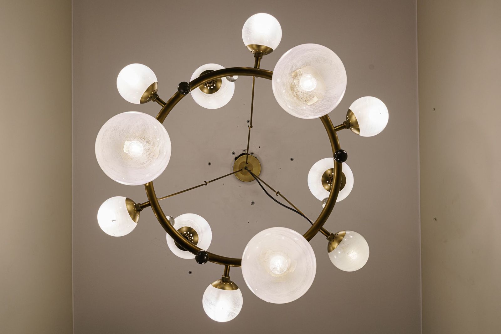 Arteriors Люстра Troon Round от Arteriors — в интерьере