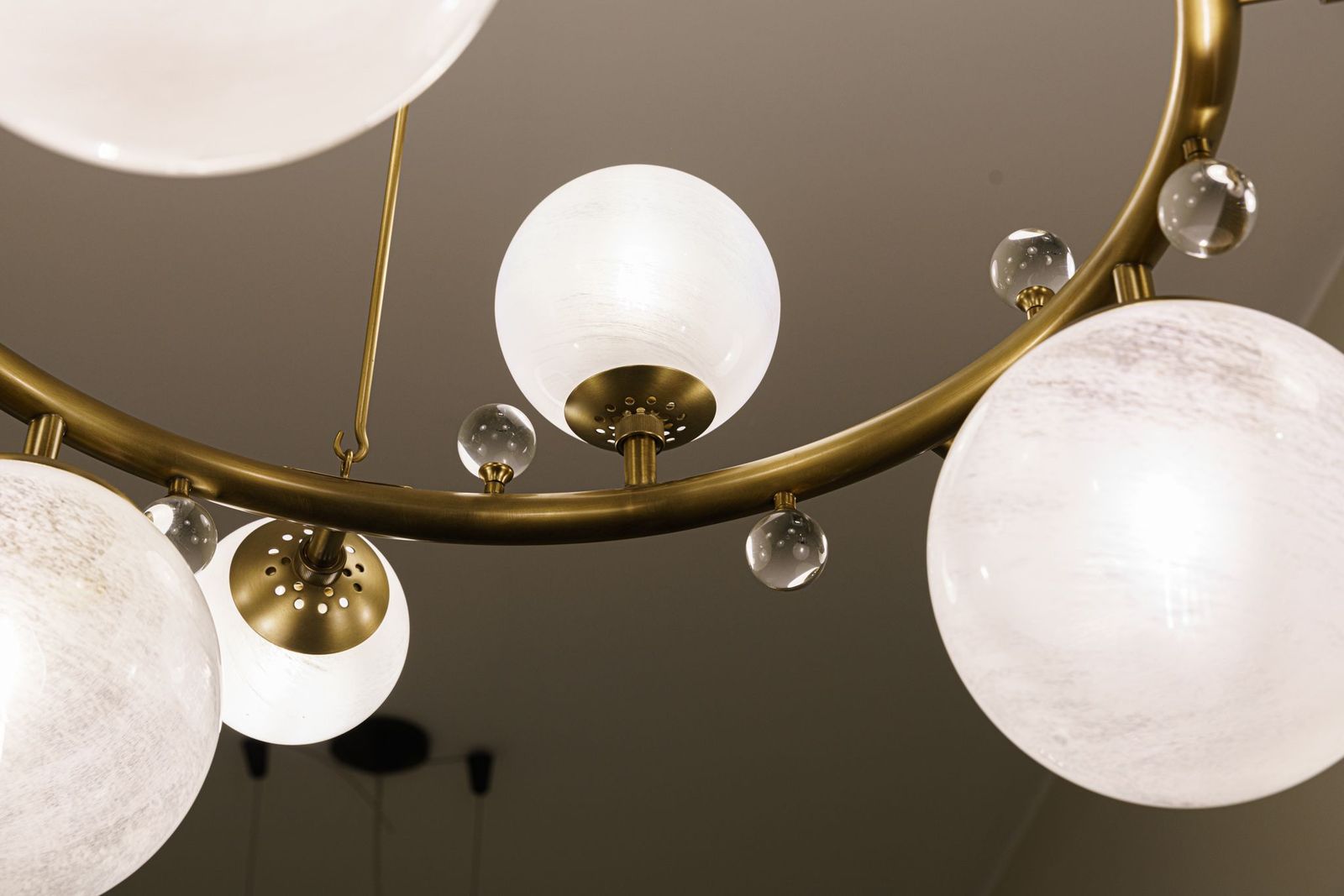 Arteriors Люстра Troon Round от Arteriors — в интерьере