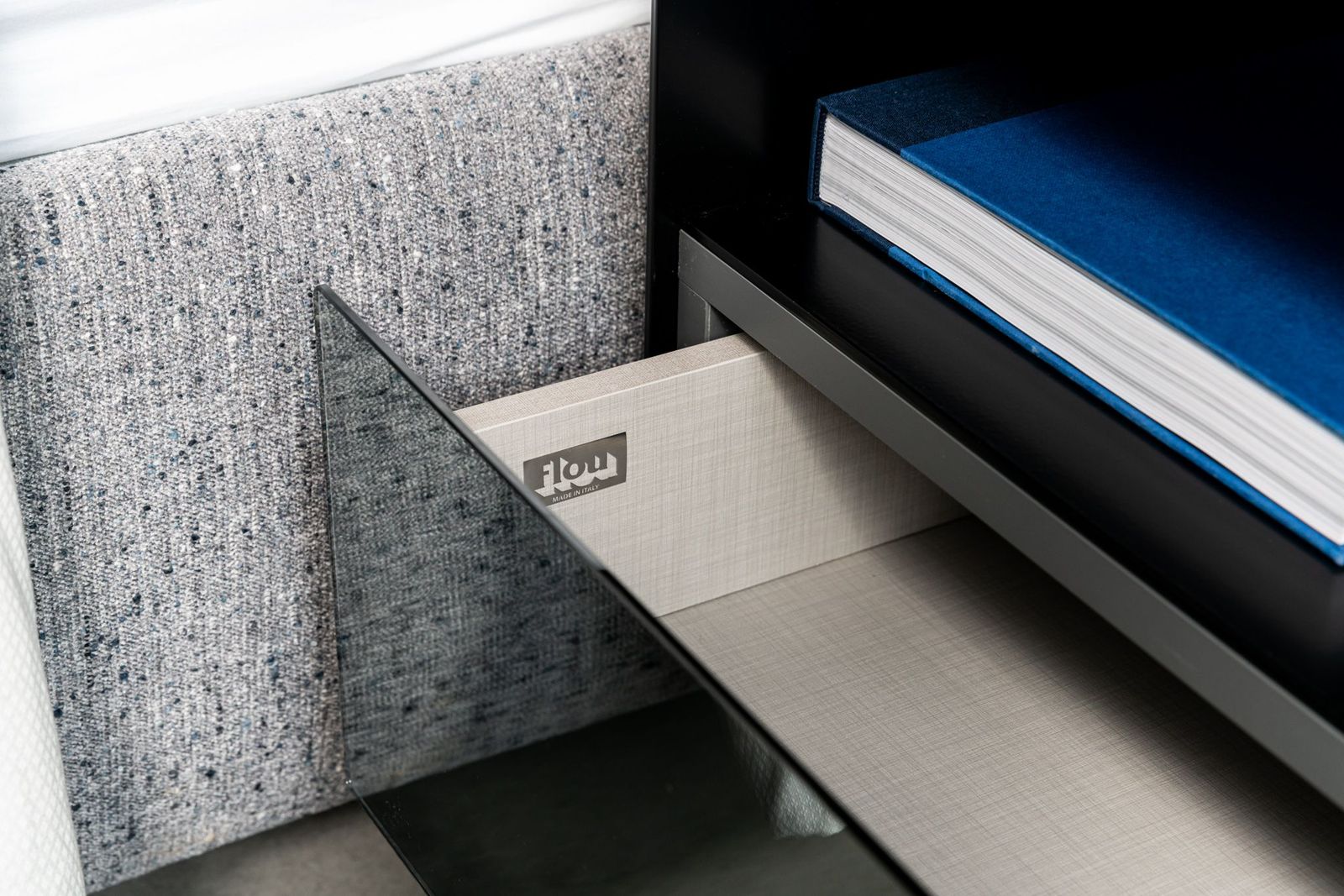 Flou Прикроватная тумбочка Foglio black от Flou — в интерьере