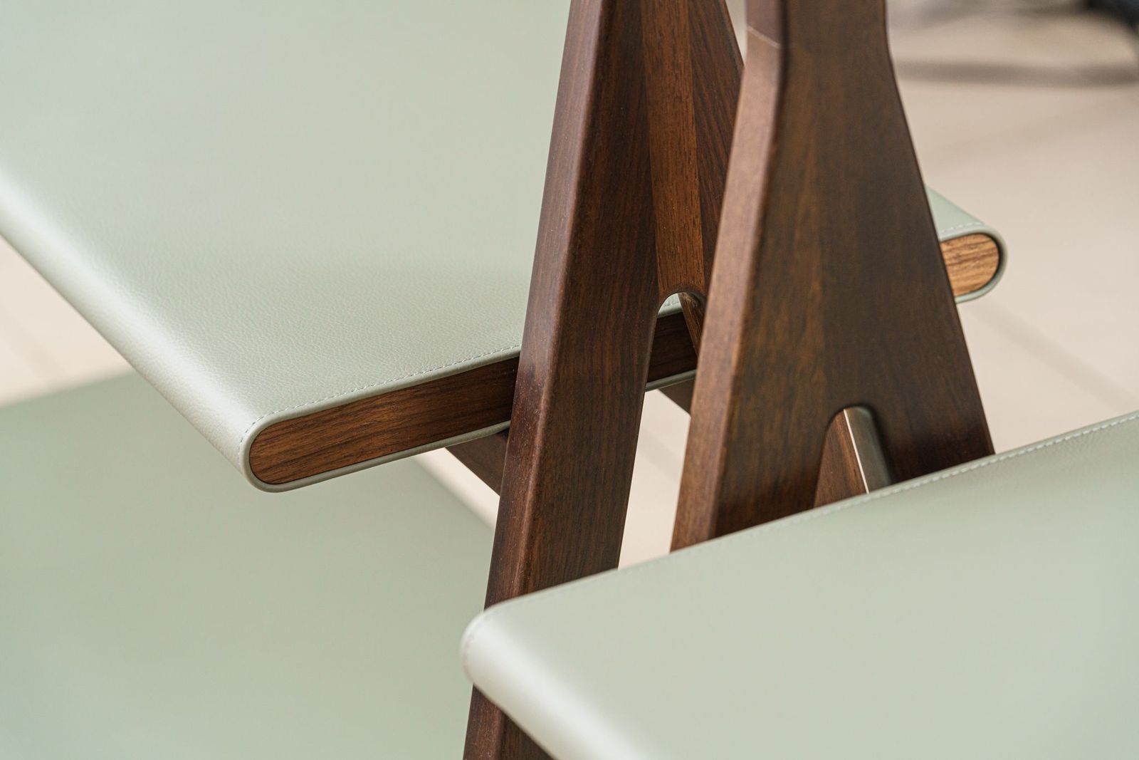 Poltrona Frau Стеллаж Ren Freestanding от Poltrona Frau — в интерьере