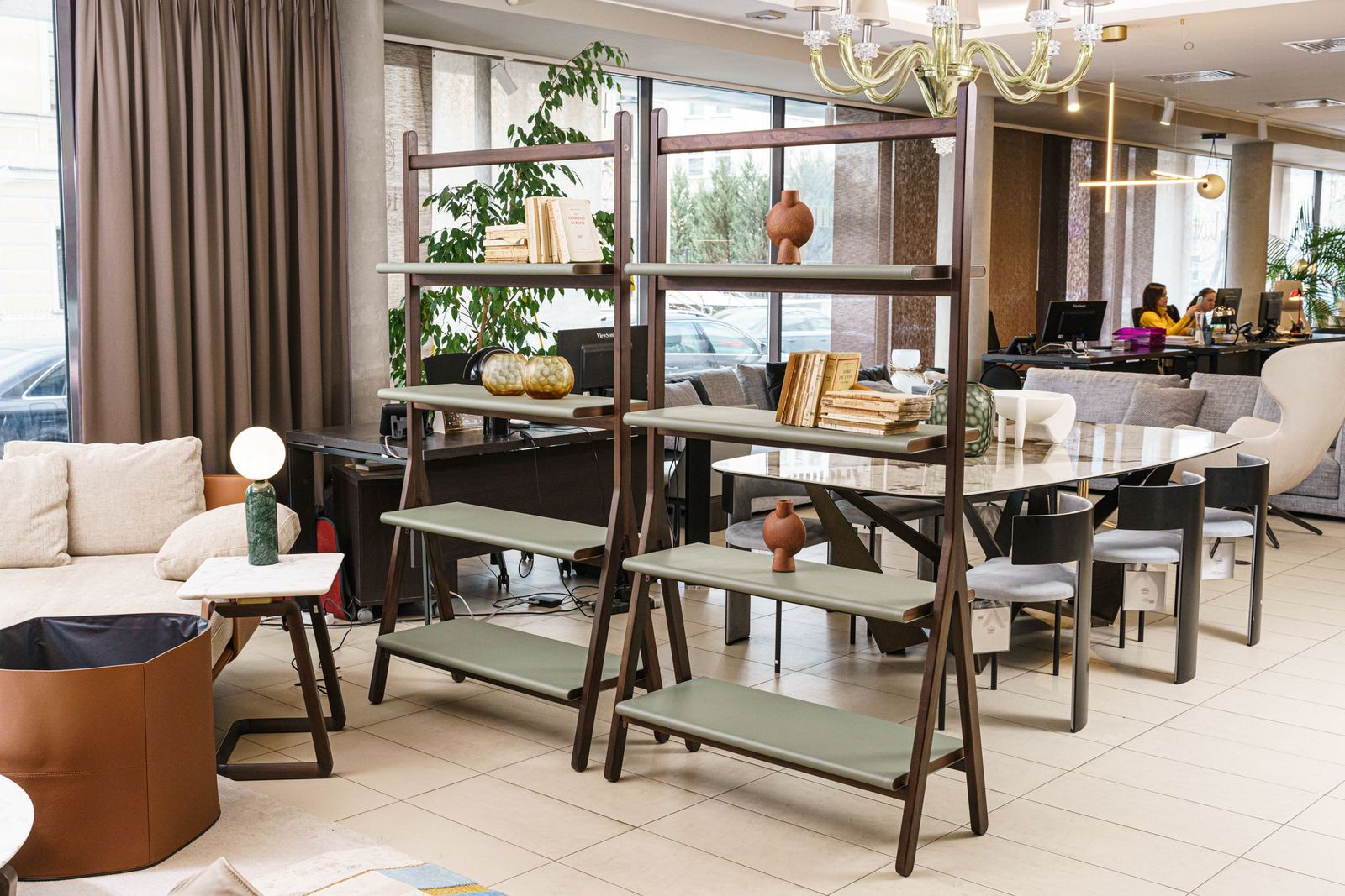 Poltrona Frau Стеллаж Ren Freestanding от Poltrona Frau — в интерьере