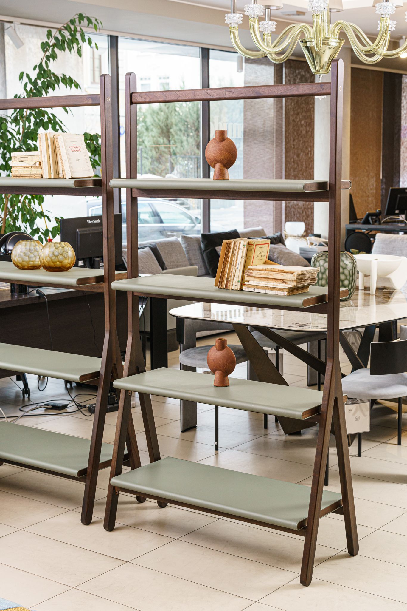 Poltrona Frau Стеллаж Ren Freestanding от Poltrona Frau — в интерьере