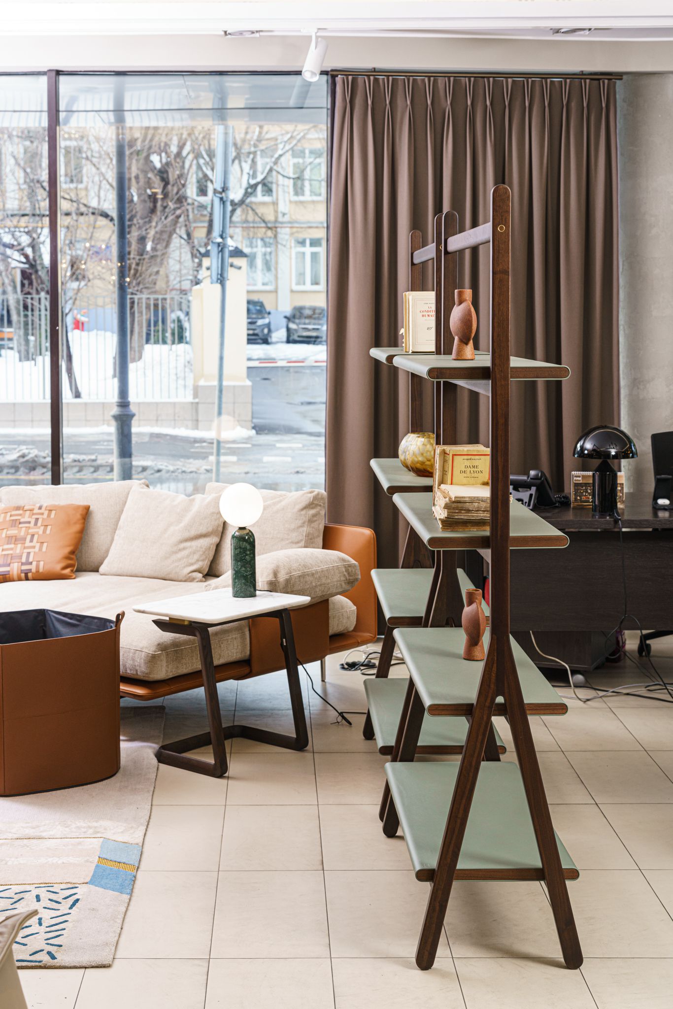Poltrona Frau Стеллаж Ren Freestanding от Poltrona Frau — в интерьере