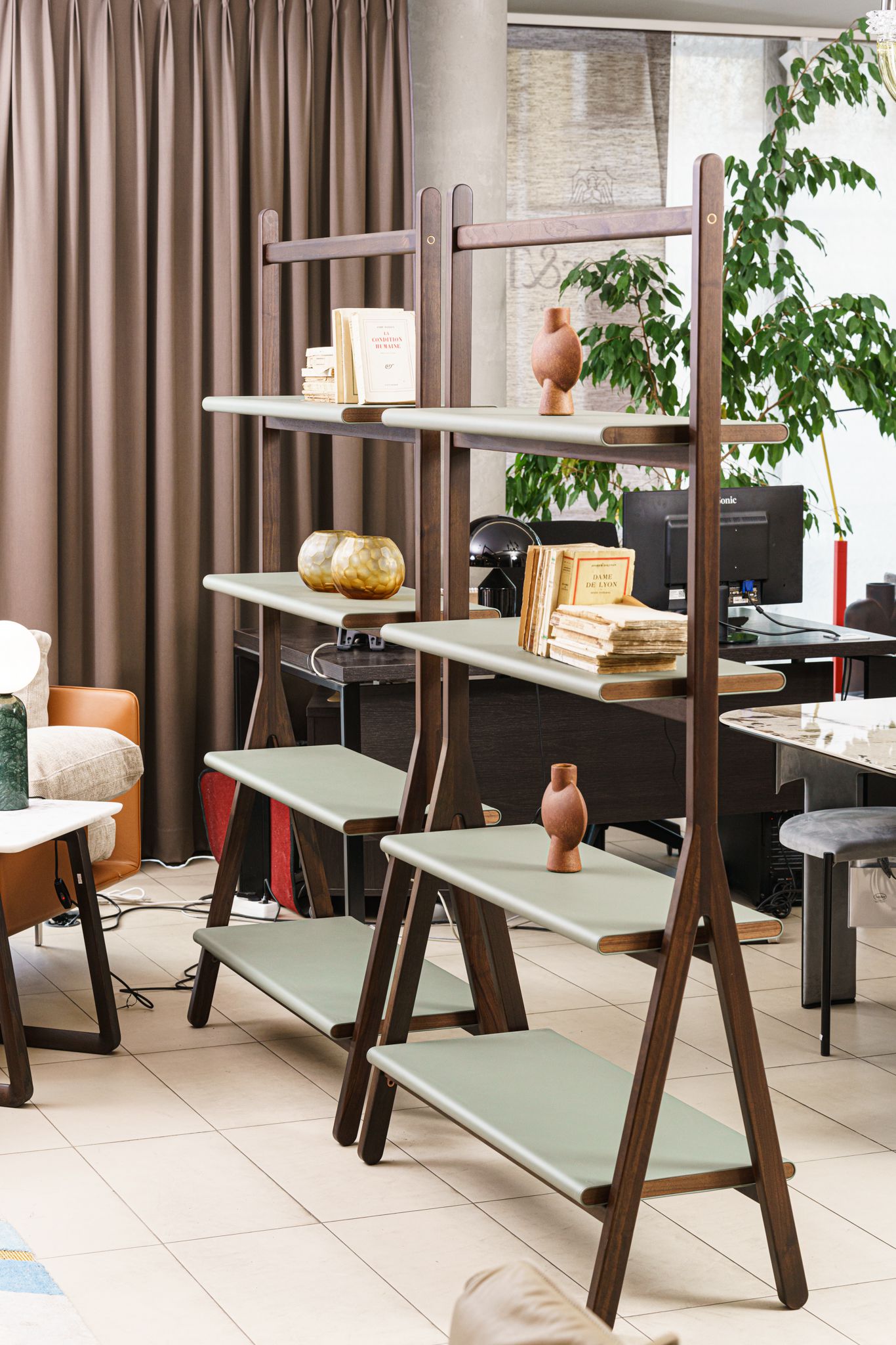 Poltrona Frau Стеллаж Ren Freestanding от Poltrona Frau — в интерьере