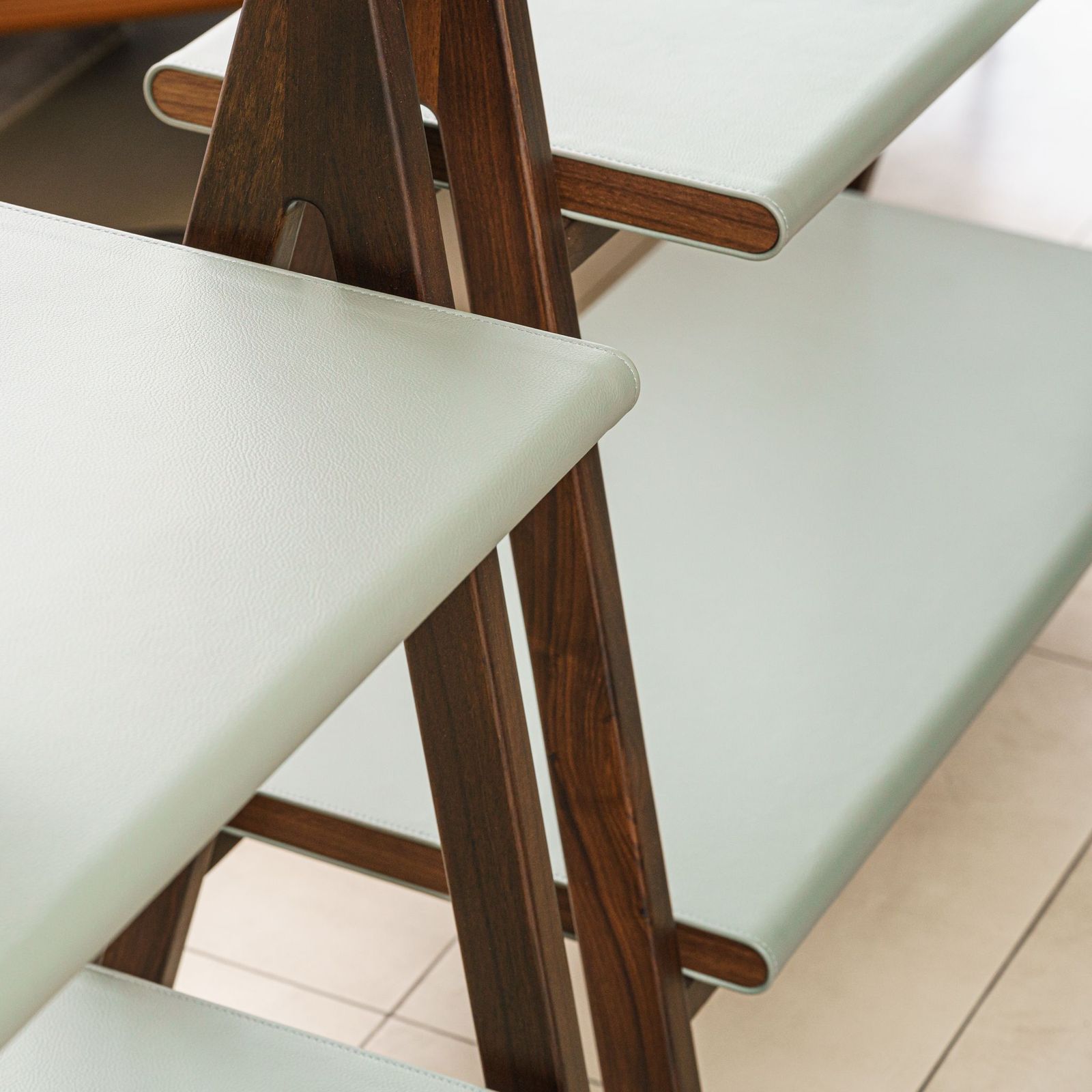 Poltrona Frau Стеллаж Ren Freestanding от Poltrona Frau — в интерьере