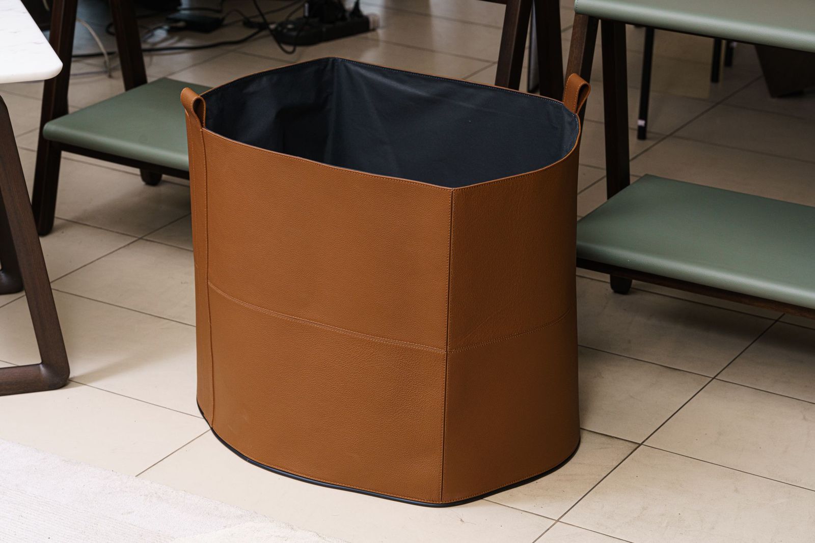Poltrona Frau Кожаная корзина Leather Basket L от Poltrona Frau — в интерьере