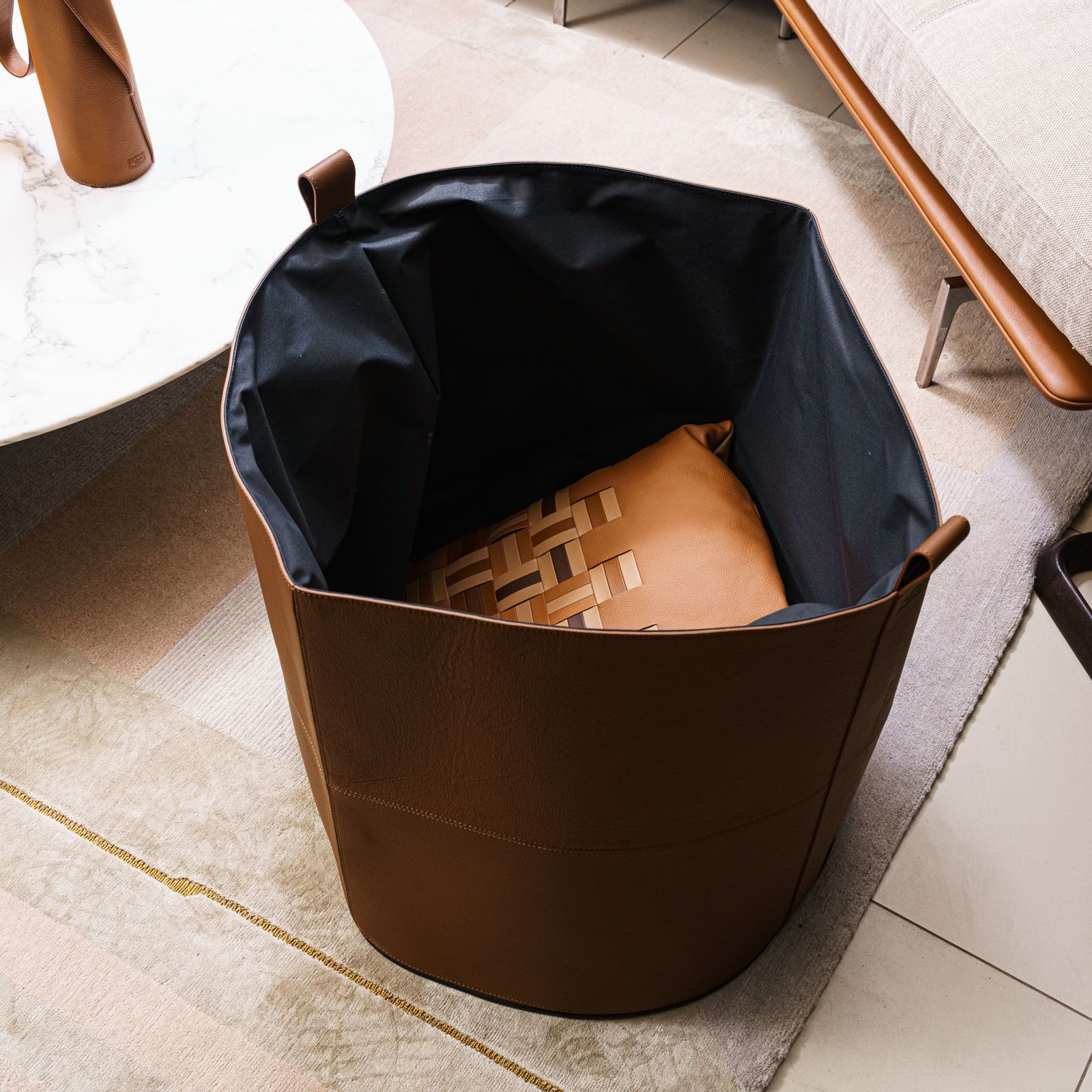 Poltrona Frau Кожаная корзина Leather Basket L от Poltrona Frau — в интерьере