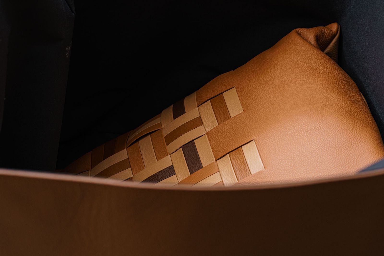 Poltrona Frau Кожаная корзина Leather Basket L от Poltrona Frau — в интерьере