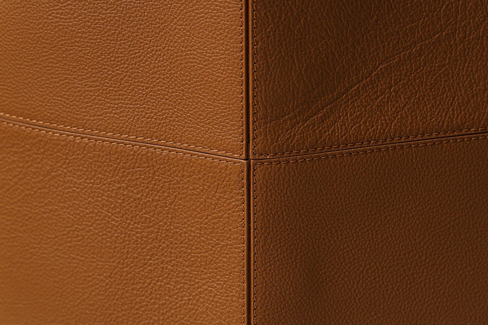 Poltrona Frau Кожаная корзина Leather Basket L от Poltrona Frau — в интерьере