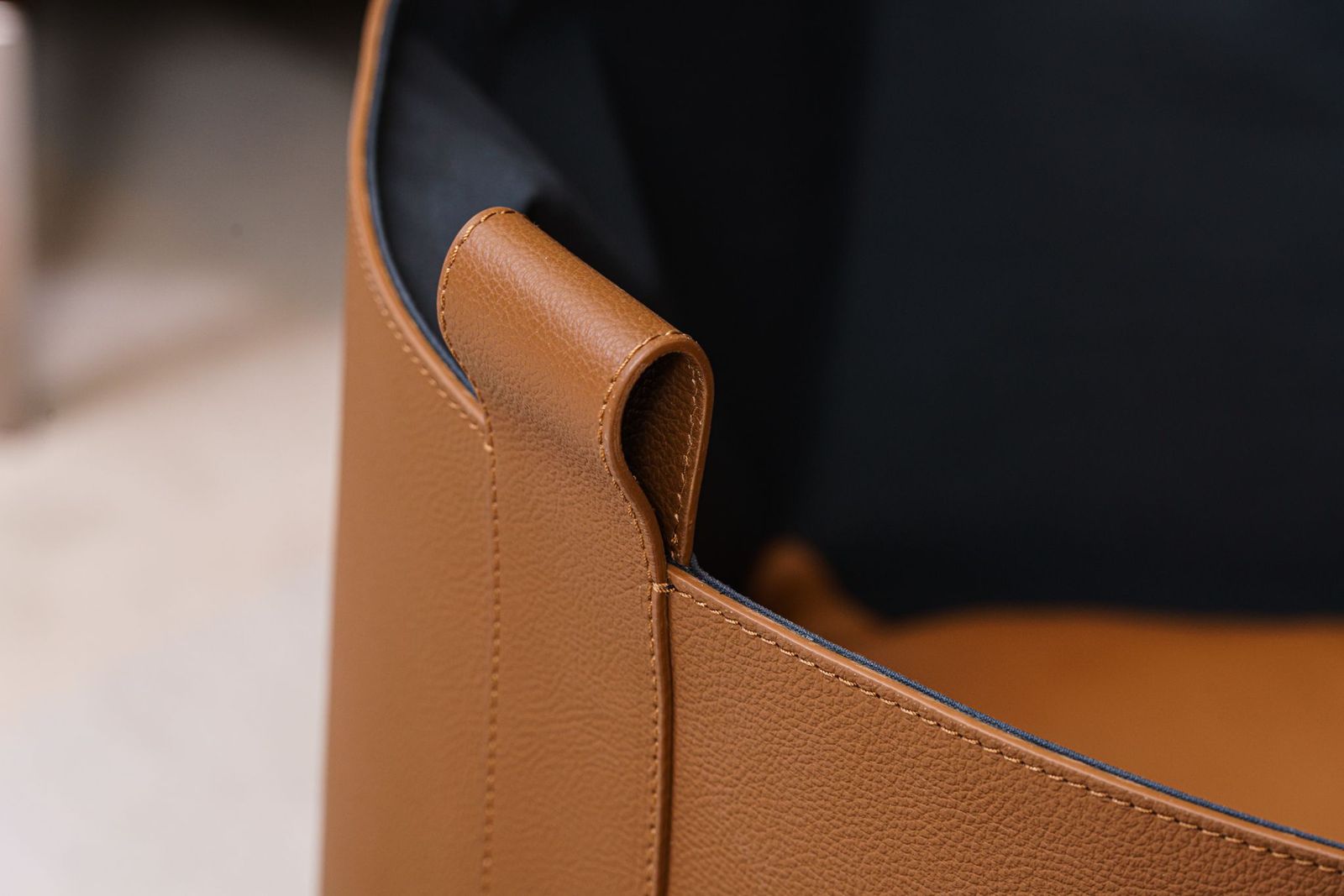 Poltrona Frau Кожаная корзина Leather Basket L от Poltrona Frau — в интерьере