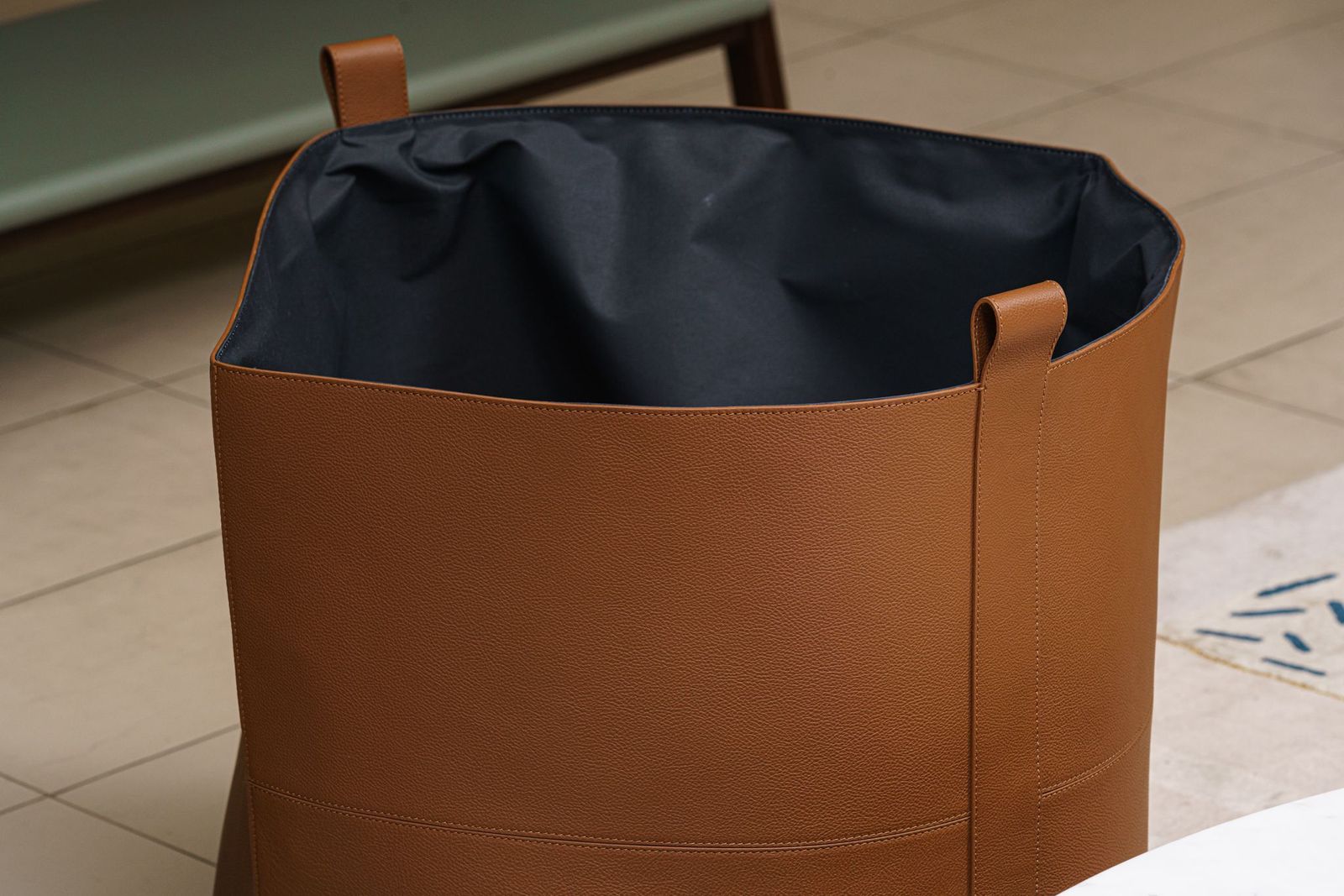 Poltrona Frau Кожаная корзина Leather Basket L от Poltrona Frau — в интерьере