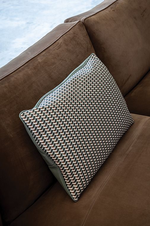Poltrona Frau Декоративная подушка Motif Weavers Cinnamon от Poltrona Frau — в интерьере