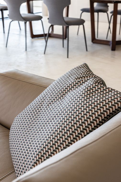 Poltrona Frau Декоративная подушка Motif Weavers Cinnamon от Poltrona Frau — в интерьере