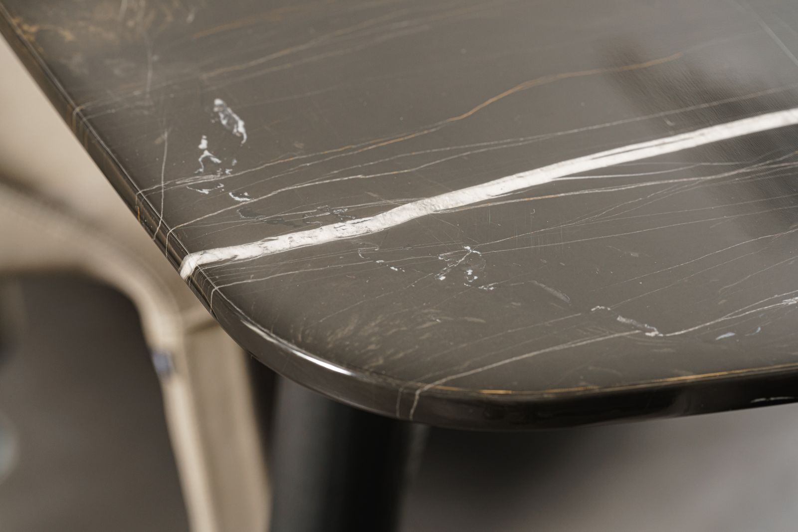 Poliform Стол Curve Sahara Noir от Poliform — в интерьере