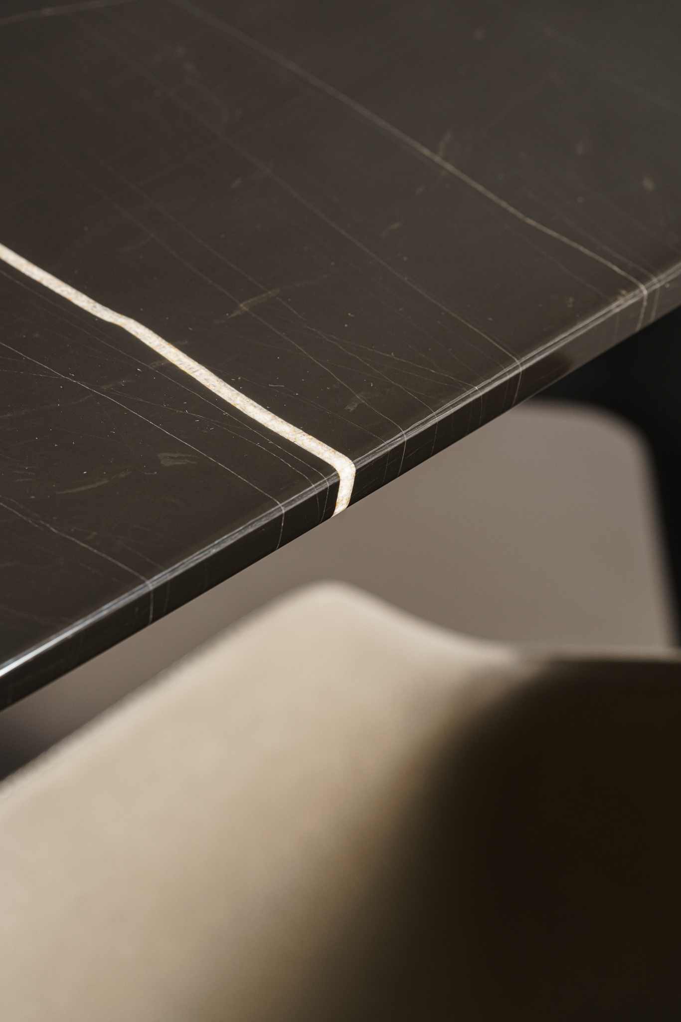 Poliform Стол Curve Sahara Noir от Poliform — в интерьере