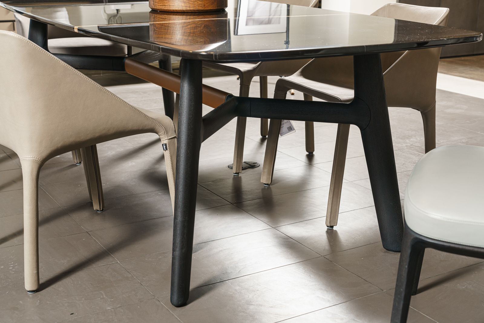 Poliform Стол Curve Sahara Noir от Poliform — в интерьере