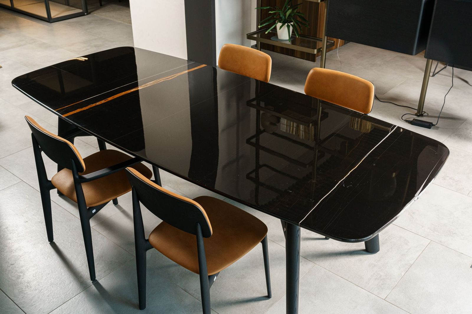 Poliform Стол Curve Sahara Noir от Poliform — в интерьере