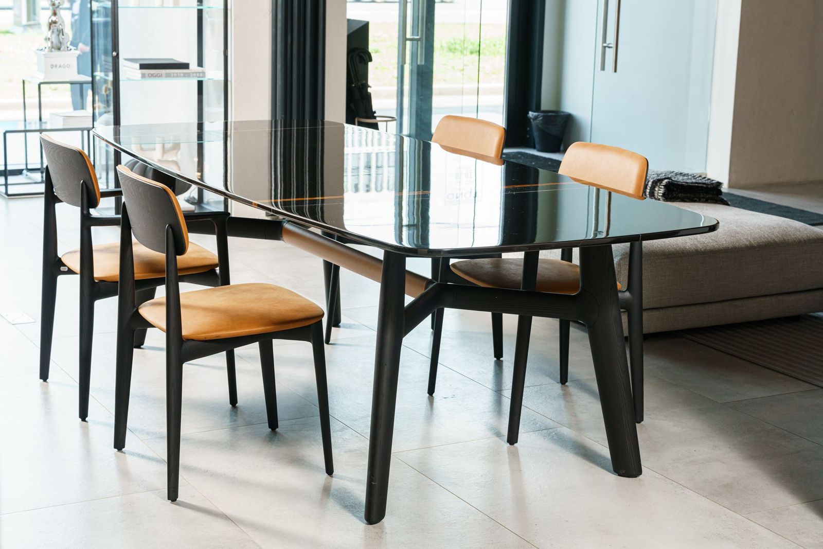 Poliform Стол Curve Sahara Noir от Poliform — в интерьере