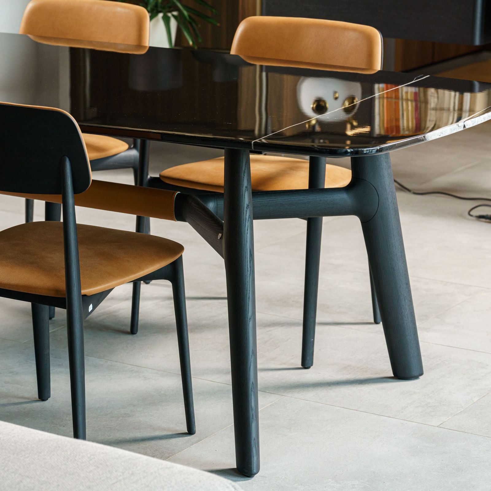 Poliform Стол Curve Sahara Noir от Poliform — в интерьере