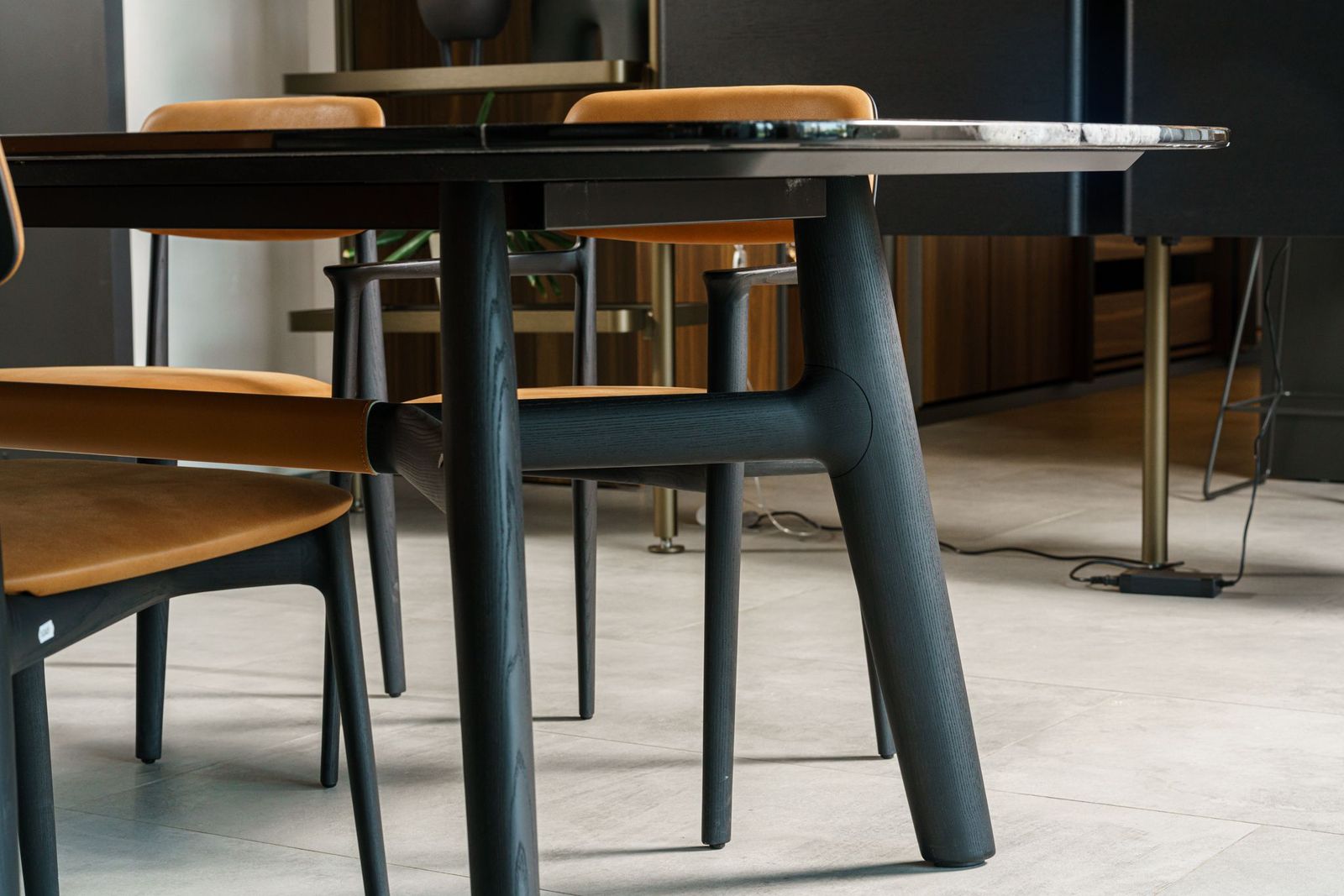 Poliform Стол Curve Sahara Noir от Poliform — в интерьере