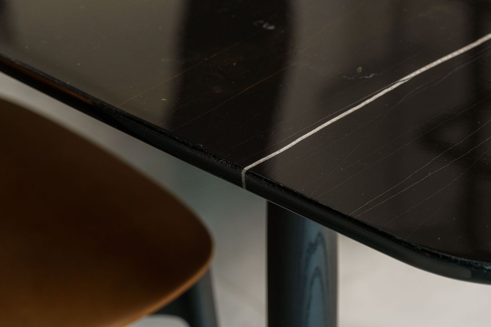 Poliform Стол Curve Sahara Noir от Poliform — в интерьере