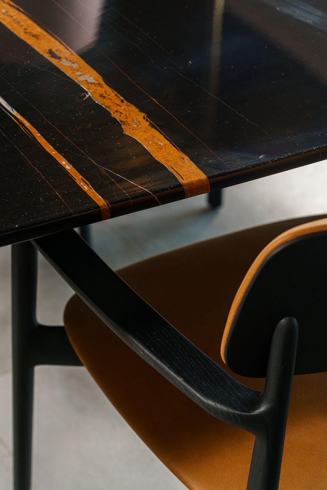 Poliform Стол Curve Sahara Noir от Poliform — в интерьере