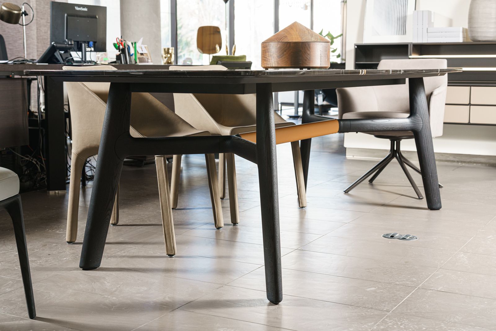 Poliform Стол Curve Sahara Noir от Poliform — в интерьере