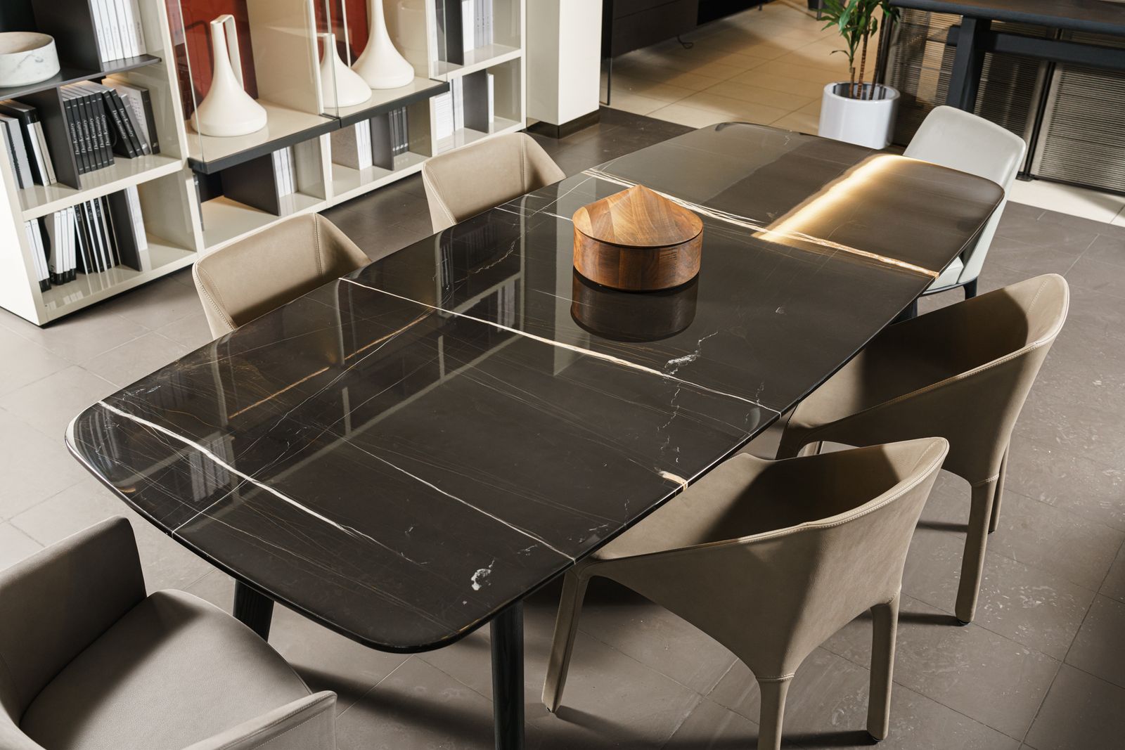 Poliform Стол Curve Sahara Noir от Poliform — в интерьере