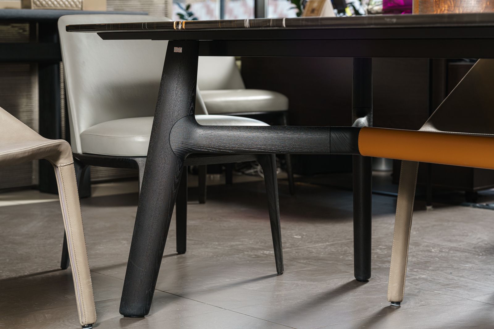 Poliform Стол Curve Sahara Noir от Poliform — в интерьере