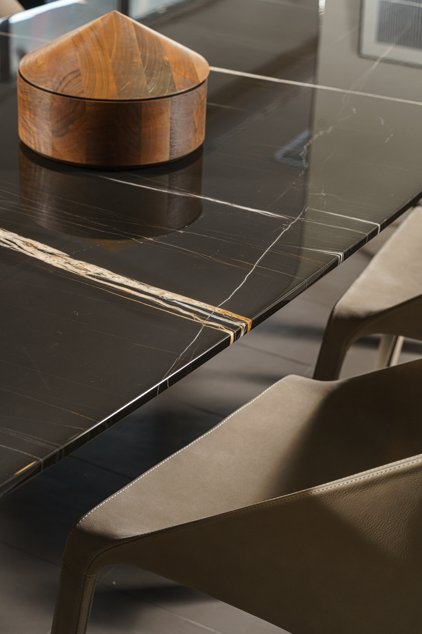 Poliform Стол Curve Sahara Noir от Poliform — в интерьере