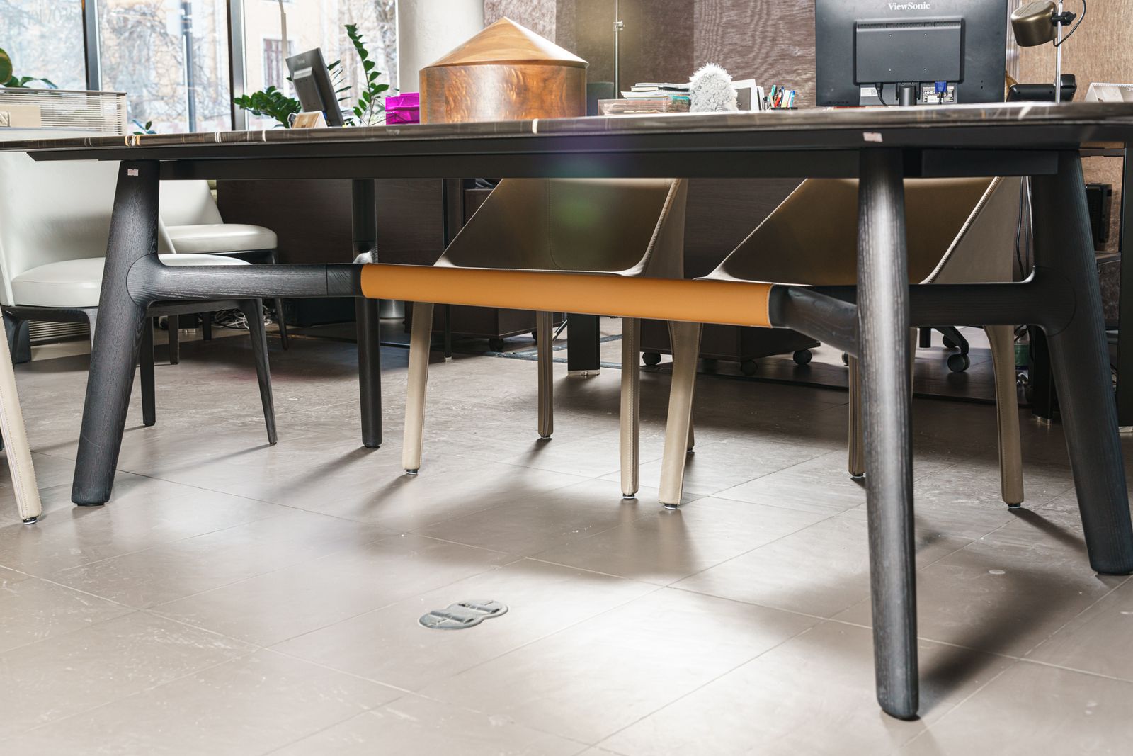 Poliform Стол Curve Sahara Noir от Poliform — в интерьере