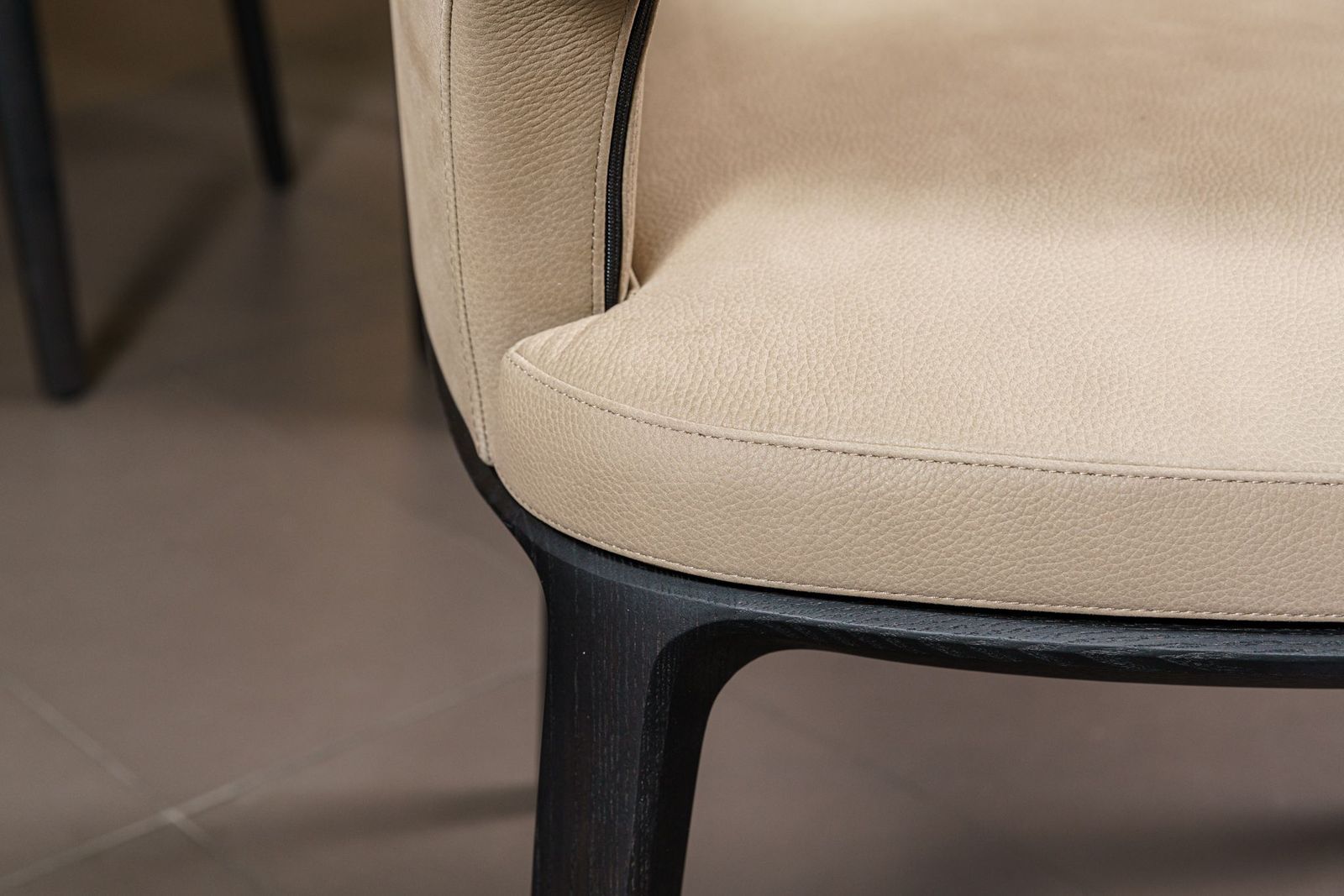 Poliform Стул с подлокотниками Sophie Lite Silk Biege от Poliform — в интерьере