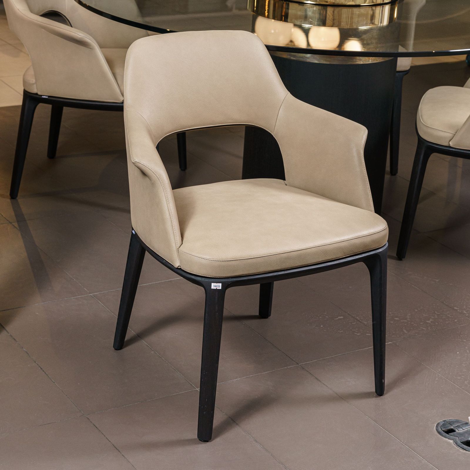 Poliform Стул с подлокотниками Sophie Lite Silk Biege от Poliform — в интерьере