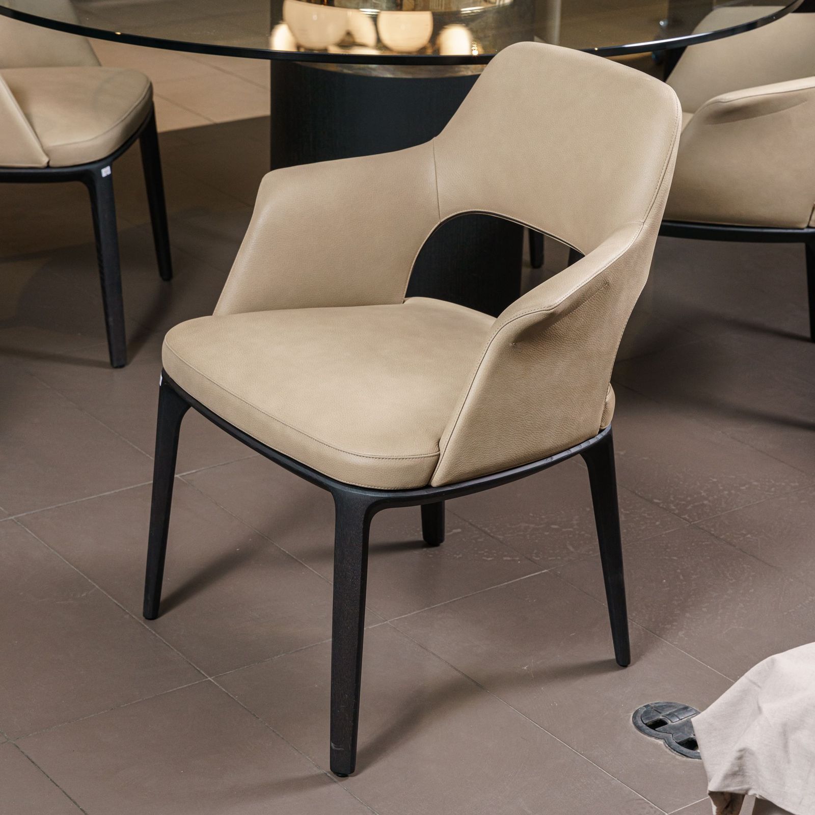 Poliform Стул с подлокотниками Sophie Lite Silk Biege от Poliform — в интерьере