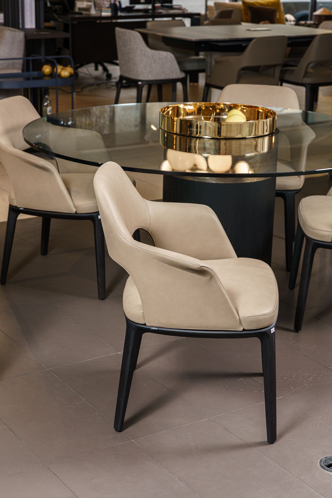 Poliform Стул с подлокотниками Sophie Lite Silk Biege от Poliform — в интерьере