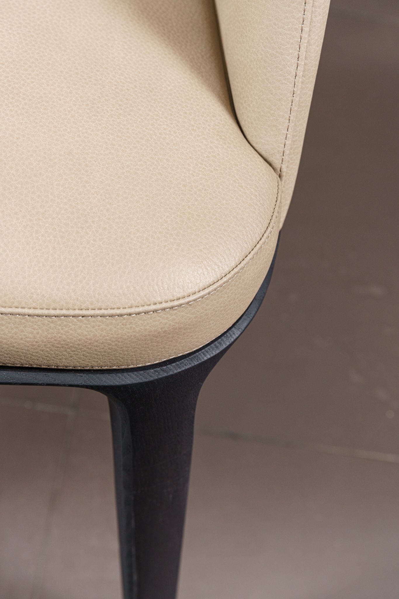 Poliform Стул с подлокотниками Sophie Lite Silk Biege от Poliform — в интерьере