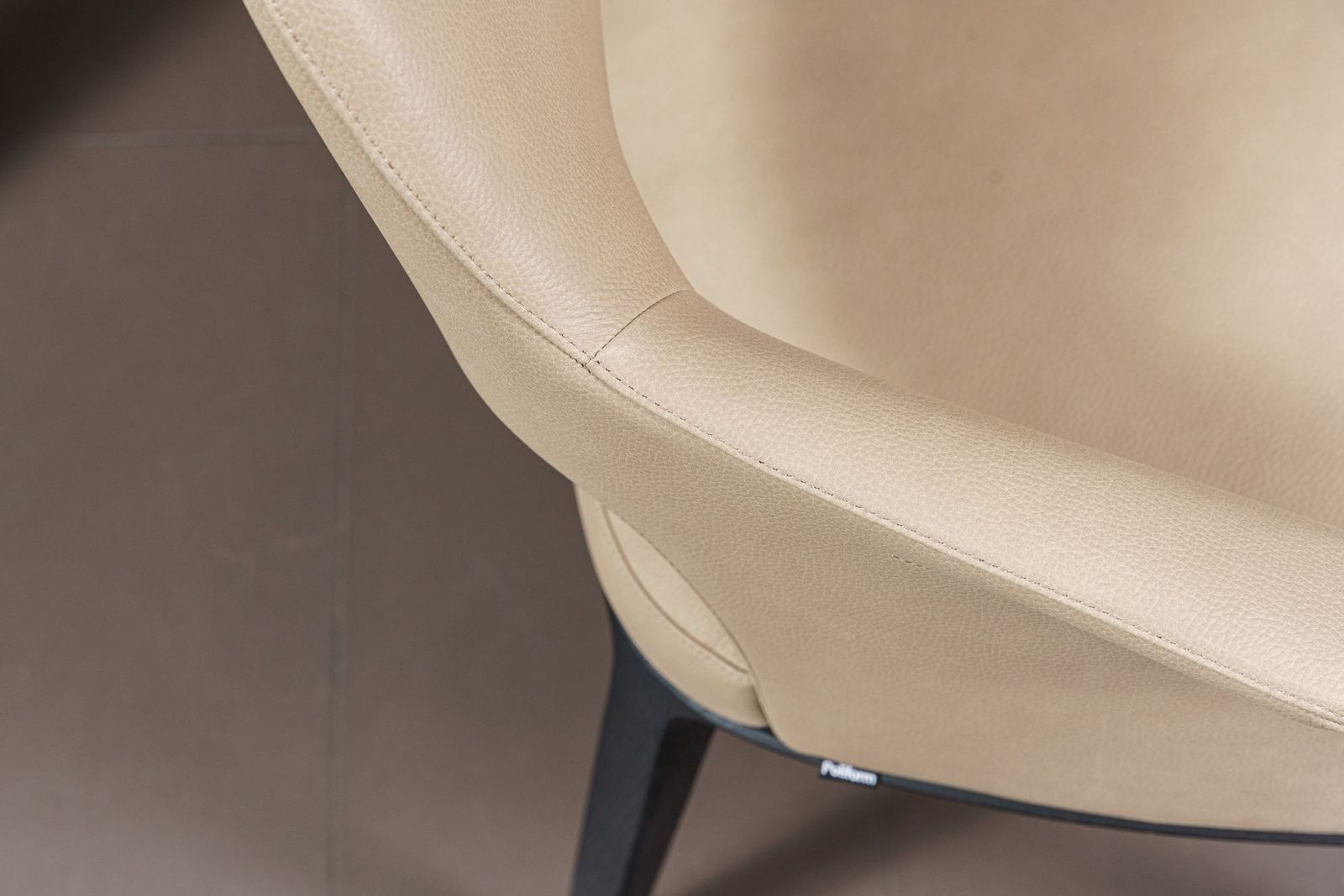 Poliform Стул с подлокотниками Sophie Lite Silk Biege от Poliform — в интерьере
