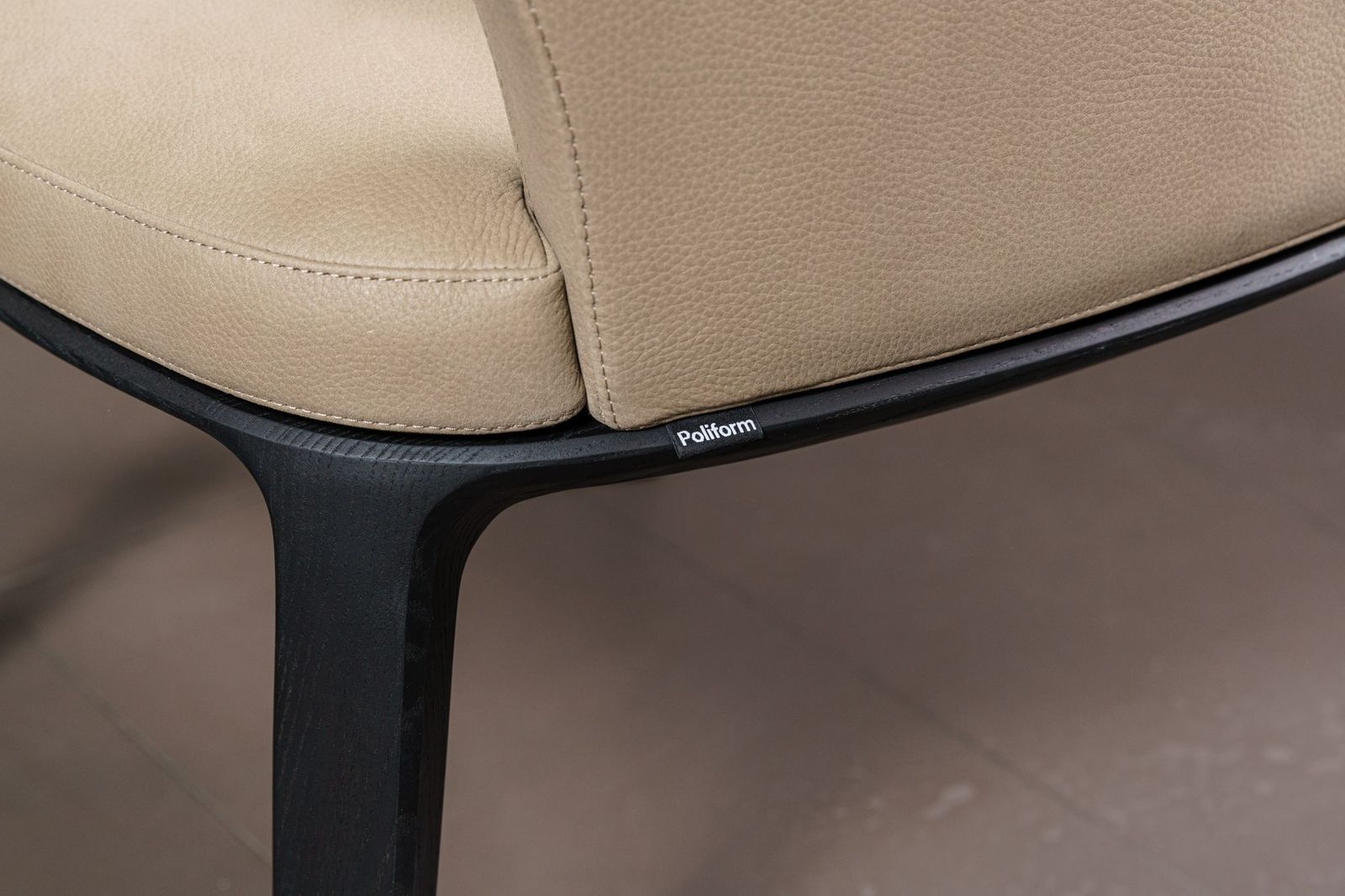 Poliform Стул с подлокотниками Sophie Lite Silk Biege от Poliform — в интерьере