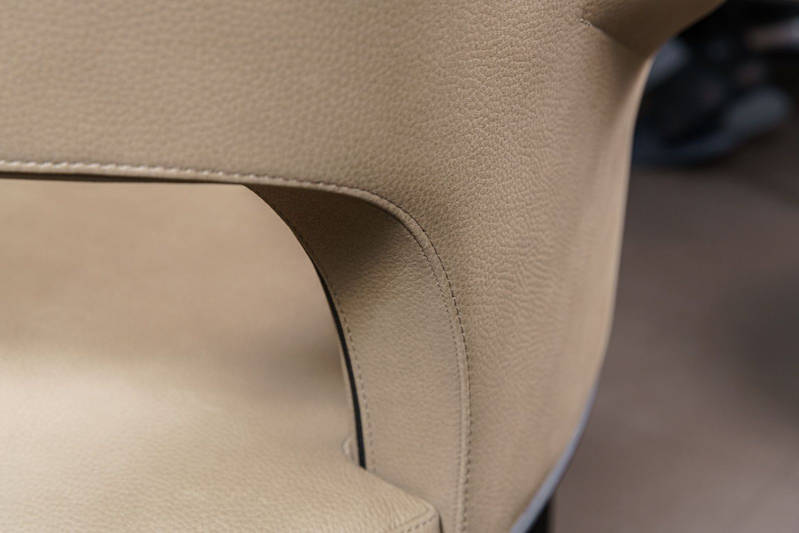Poliform Стул с подлокотниками Sophie Lite Silk Biege от Poliform — в интерьере