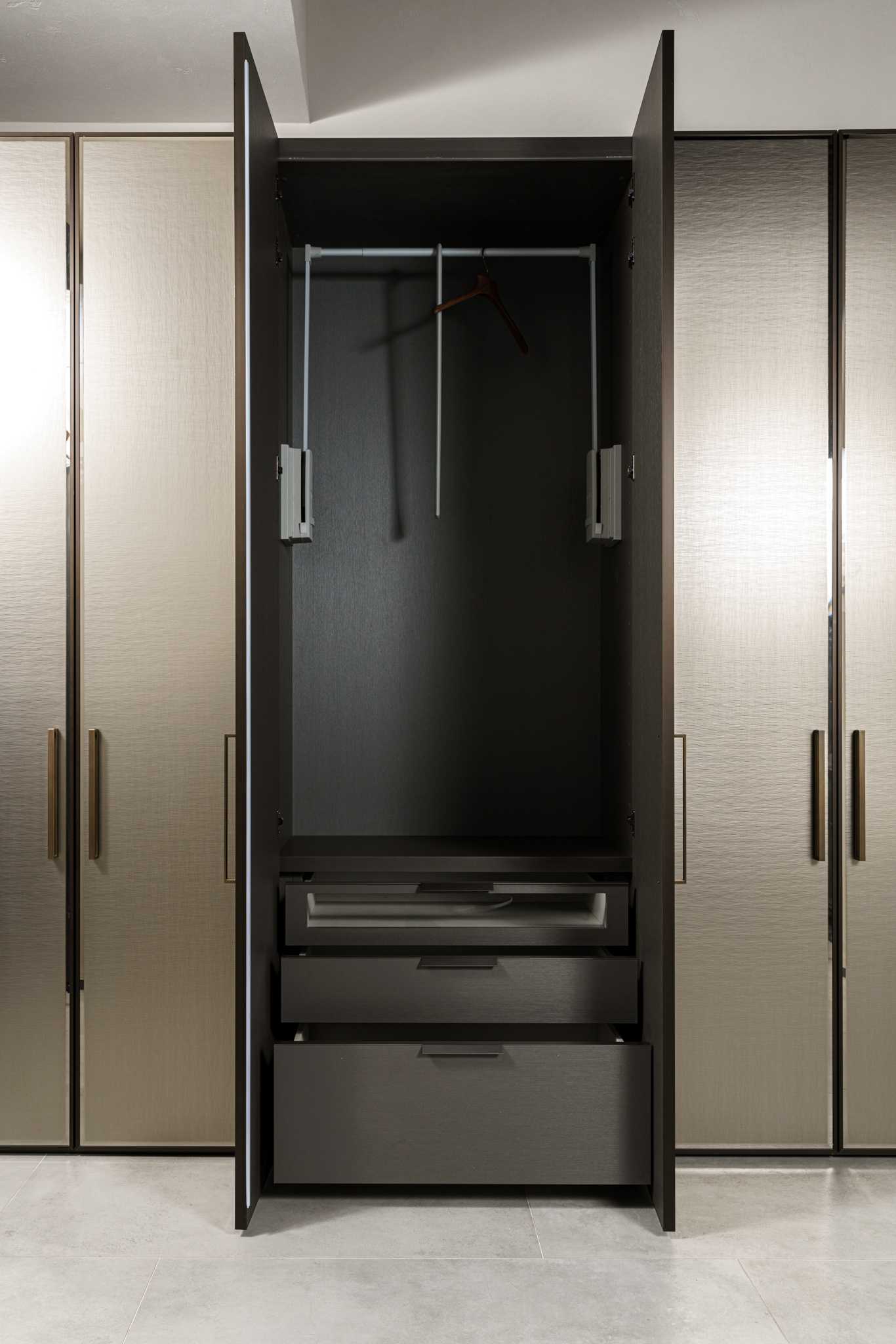 Flou Шкаф Guardaroba Private Dark от Flou — в интерьере